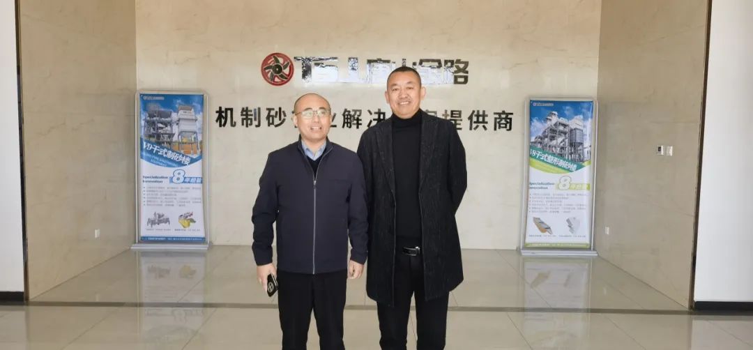 山東省砂石協(xié)會(huì )專(zhuān)職副秘書(shū)長(cháng)陳文蒞臨唐山金路，考察特細砂制砂樓